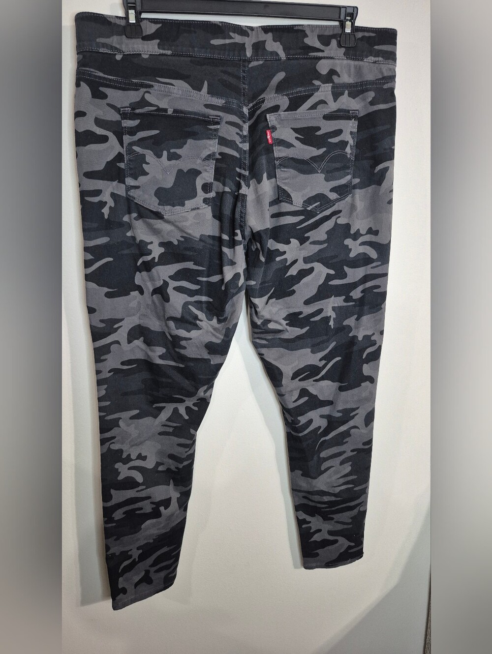 LEVI'S Gray & Black Camo Leggings with Back Pockets Womens Size 16